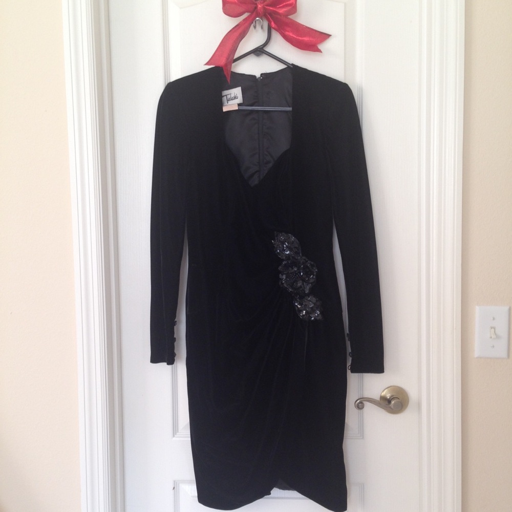 Tadashi ELEGANT black velvet dress Neiman Marcus vintage medium